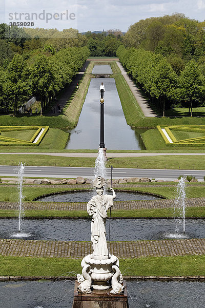 Blick auf Pallas-Athene-Statue und Moritzkanal  barocke Gartenanlage  Kurpark Kleve  Niederrhein  Nordrhein-Westfalen  Deutschland  Europa