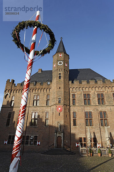 Maibaum vor dem historischen Rathaus  Kalkar  Niederrhein  Nordrhein-Westfalen  Deutschland  Europa