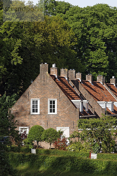 Reihe alter Backsteinhäuser  bei Schloss Huis Bergh  's-Heerenberg  Gelderland  Niederrhein  Niederlande  Europa