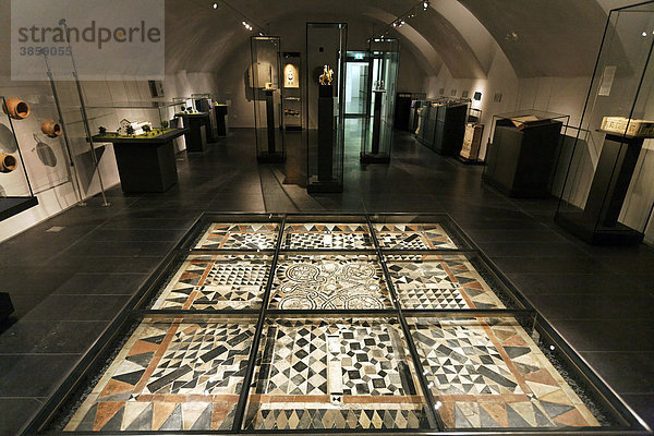 Ausstellungsraum mit mittelalterlichem Mosaikfußboden unter Glas  Stiftsmuseum Xanten  Niederrhein  Nordrhein-Westfalen  Deutschland  Europa