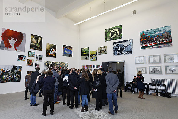 Besucher-Gruppe betrachtet Gemälde von Kunststudenten  Rundgang Kunstakademie Düsseldorf  Nordrhein-Westfalen  Deutschland  Europa