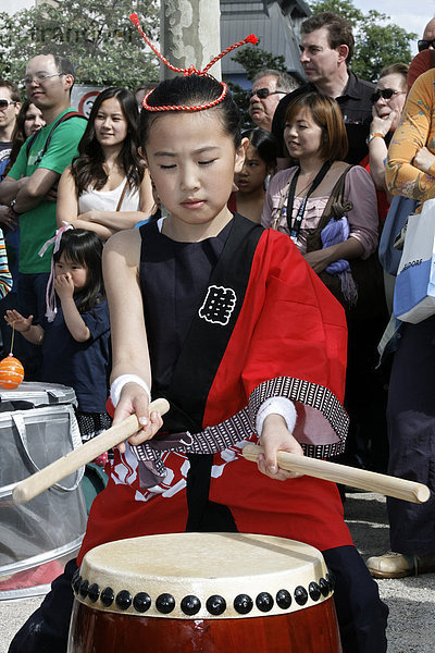 Kleine Japanerin trommelt vor Publikum  Japantag  Düsseldorf  Nordrhein-Westfalen  Deutschland  Europa