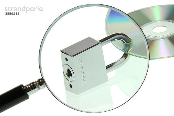 Lupe auf Vorhängeschloss an Daten-CD gerichtet  Symbolbild für Datenschutz unter der Lupe