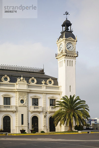 Edificio del Reloj  das Gebäude der Uhr am Hafen von Valencia  Comunidad Valencia  Spanien  Europa