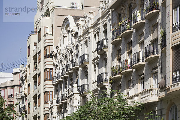 Wohnhäuser nahe des Mercado de Colon im Stadtteil Eixample  Valencia  Comunidad Valenciana  Spanien  Europa