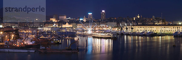 Hafen von Genua mit der Skyline der Stadt  Ligurien  Italien  Europa