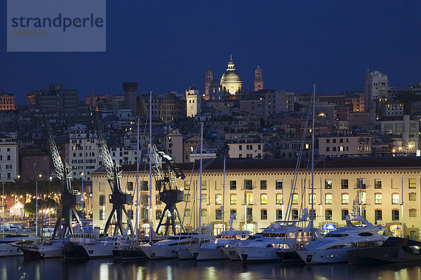 Hafen von Genua mit der Skyline der Stadt  Ligurien  Italien  Europa