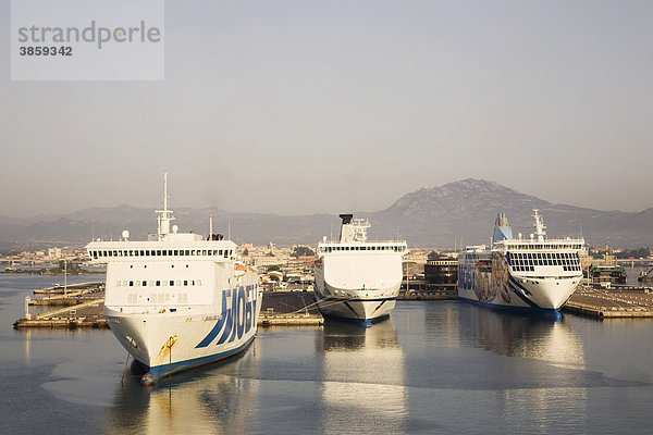 Autofähren im Hafen von Olbia  Sardinien  Italien  Europa