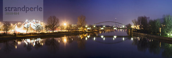 Weihnachtszirkus auf dem Cannstatter Wasen spiegelt sich im Neckar  Stuttgart  Baden-Württemberg  Deutschland  Europa