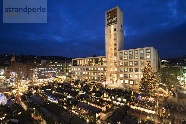 Weihnachtsmarkt am Marktplatz mit Rathaus  Stuttgart  Baden-Württemberg  Deutschland  Europa