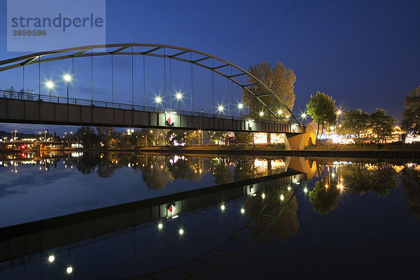 König-Karls-Brücke führt über den Neckar zum Frühlingsfest auf dem Cannstatter Wasen  Stuttgart  Baden-Württemberg  Deutschland  Europa