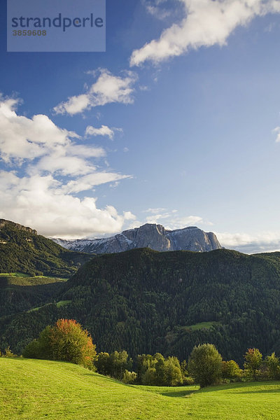 Aussicht über das Grödner Tal zur Seiser Alm und Schlern  Dolomiten  Trentino-Südtirol  Italien  Europa