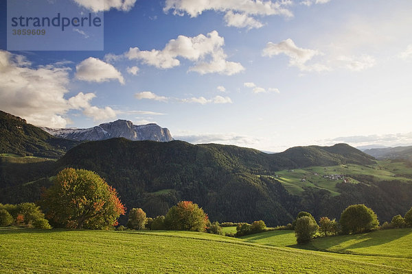 Aussicht über das Grödner Tal zur Seiser Alm und Schlern  Dolomiten  Trentino-Südtirol  Italien  Europa