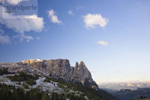 Santnerspitzen und Schlern bei Sonnenaufgang  Dolomiten  Trentino-Südtirol  Italien  Europa