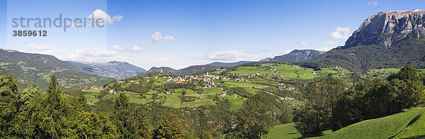 Aussicht auf Völs und das Bergmassiv des Schlern  Dolomiten  Trentino-Südtirol  Italien  Europa