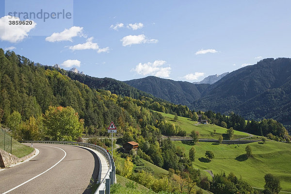 Straße im Tierser Tal in Richtung Rosengarten  Dolomiten  Trentino-Südtirol  Italien  Europa