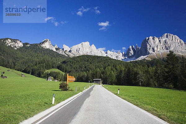 Straße von Sankt Zyprian in Richtung Rosengarten  Dolomiten  Trentino-Südtirol  Italien  Europa