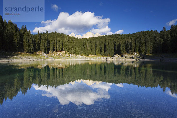 Rosengarten spiegelt sich im Karersee  Lago Carezza  Dolomiten  Trentino-Südtirol  Italien  Europa