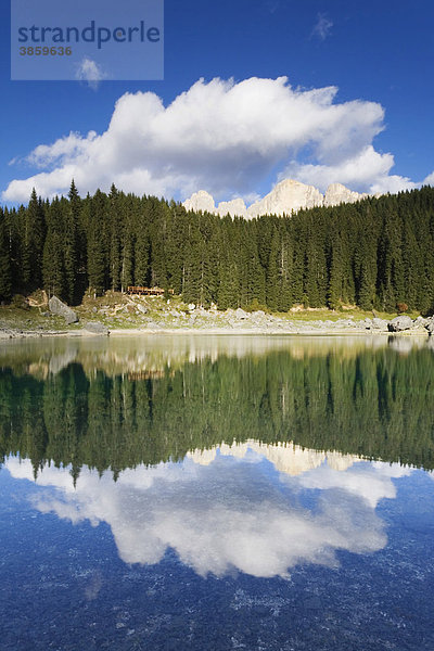 Rosengarten spiegelt sich im Karersee  Lago Carezza  Dolomiten  Trentino-Südtirol  Italien  Europa