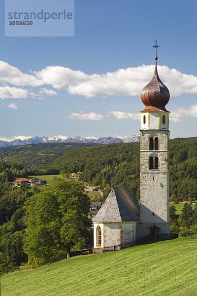Aussicht von der Kirche Sankt Valentin in Seis am Schlern zur Ortlergruppe  Dolomiten  Trentino-Südtirol  Italien  Europa