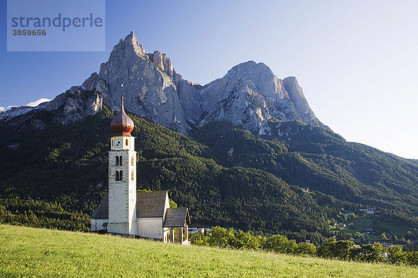 Kirche Sankt Valentin mit Blick zum Schlern und der Santnerspitze  Seis am Schlern  Dolomiten  Trentino-Südtirol  Italien  Europa