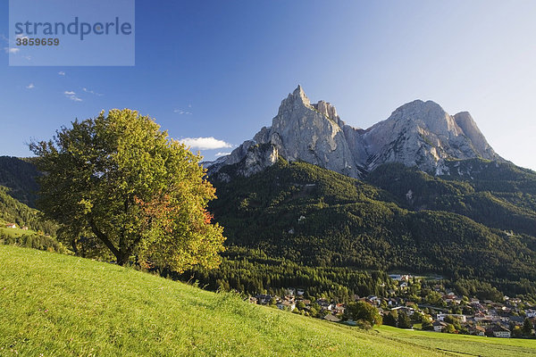 Aussicht auf Seis  Schlern und der Santnerspitze  Dolomiten  Trentino-Südtirol  Italien  Europa