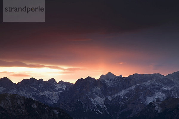 Sonnenuntergang in den Dolomiten  nahe Val di Fassa  Trentino-Südtirol  Italien  Europa