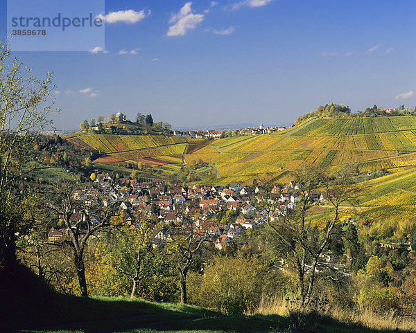 Grabkapelle bei Rotenberg inmitten herbstlicher Weinberge  Baden-Württemberg  Deutschland  Europa