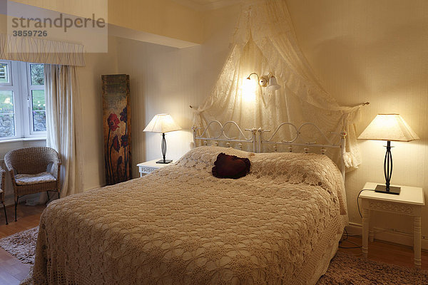Doppelbett  Schlafzimmer im Bed and Breakfast Carmels  Annamoe  County Wicklow  Irland  Britische Inseln  Europa