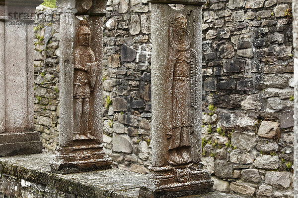 Figuren in Steinsäulen  Kreuzgang  Jerpoint Abbey  County Kilkenny  Irland  Britische Inseln  Europa