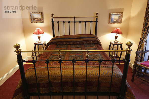 Doppelbett im Bed and Breakfast Olde Bakery  Kinsale  County Cork  Irland  Britische Inseln  Europa