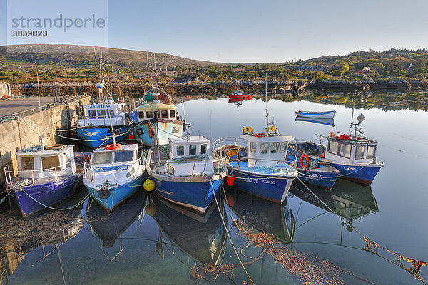 Fischkutter in Ballycrovane Harbour  Eyeries  Beara-Halbinsel  County Cork  Irland  Britische Inseln  Europa