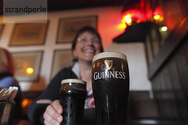 Pint Guinness Stout  Pub Durty Nelly's  Bunratty  County Clare  Irland  Britische Inseln  Europa