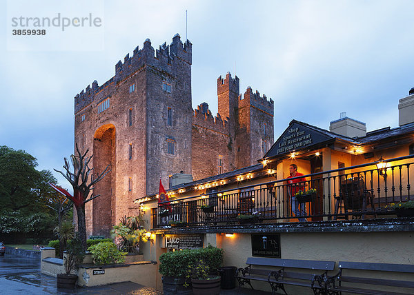 Bunratty Castle und Restaurant Durty Nelly's  County Clare  Irland  Britische Inseln  Europa