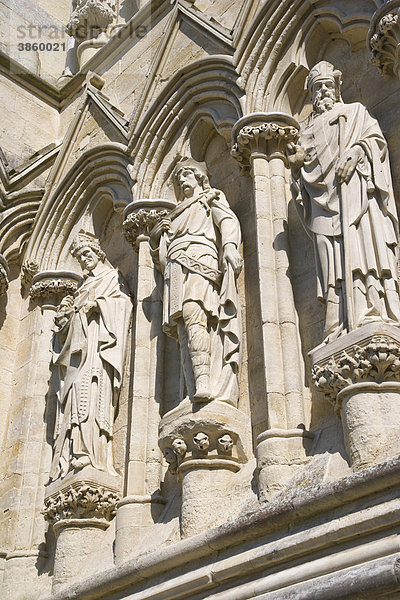 Statuen an der Fassade der Kathedrale von Salisbury  Salisbury  Wiltshire  England  Großbritannien  Europa
