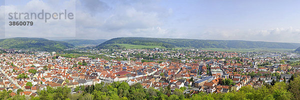 Panoramablick über die große Kreisstadt Tuttlingen  Landkreis Tuttlingen  Baden-Württemberg  Deutschland  Europa