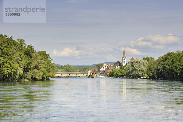 Blick über den Hochrhein zur Gemeinde Diessenhofen mit der historischen Rheinbrücke  Kanton Thurgau  Schweiz  Europa