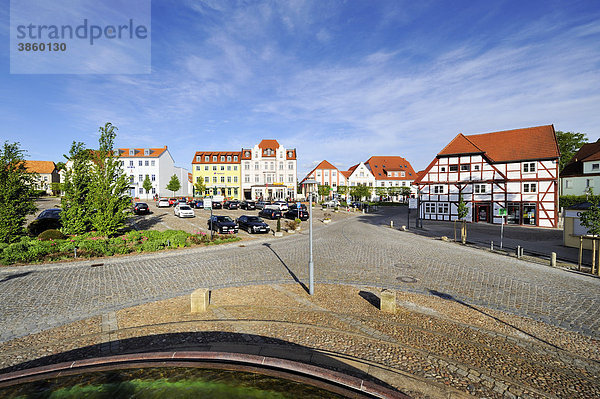 Blick auf den Marktplatz  das Stadtzentrum der Stadt Bergen auf Rügen  Insel Rügen  Mecklenburg-Vorpommern  Deutschland  Europa