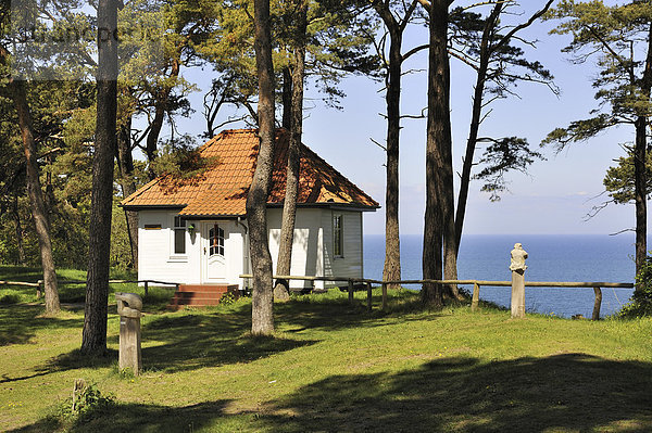 Ehemaliges Wohnhaus vom Maler Max Kaus  heute Ferienwohnung  an der Steilküste von der Insel Hiddensee  Mecklenburg-Vorpommern  Deutschland  Europa Zuhause von Ferienhaus