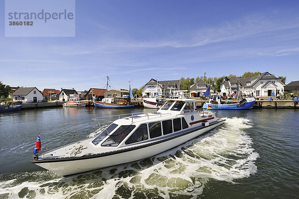 Das Wassertaxi MY Pirat bei einem Wendemanöver im Hafen von Vitte  Insel Hiddensee  Landkreis Rügen  Mecklenburg-Vorpommern  Deutschland  Europa