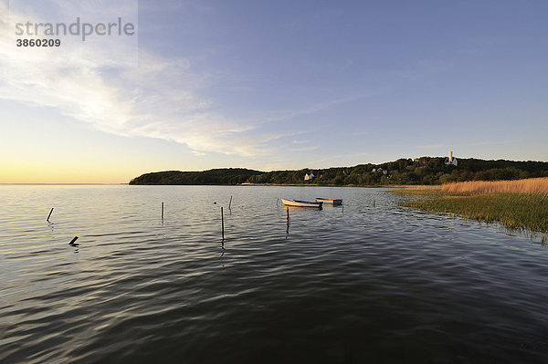 Blick über den großen Jasmunder Bodden bei Lietzow am Abend  Insel Rügen  Mecklenburg-Vorpommern  Deutschland  Europa