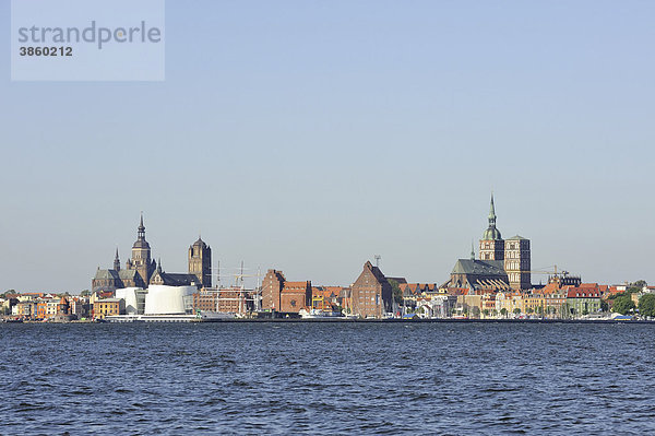 Blick von der Insel Rügen über den Strelasund zur Skyline der Hansestadt Stralsund  Mecklenburg-Vorpommern  Deutschland  Europa