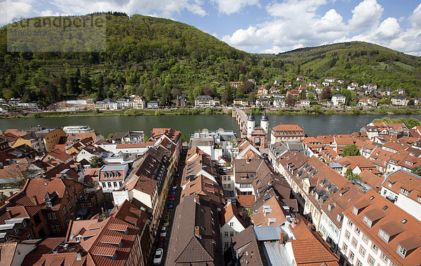 Blick auf Heidelberg nach Norden mit dem alten Brückentor  Neckar  Heidelberg  Baden-Würtemberg  Deutschland  Europa