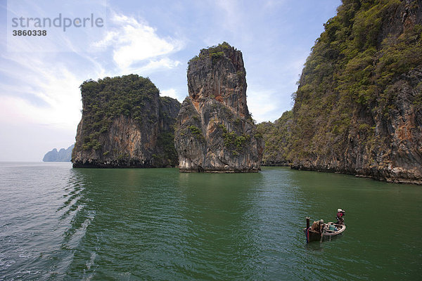 Traditionelles Fischerboot vor Felsformation in der Phang Nga Bucht  Phuket  Thailand  Asien