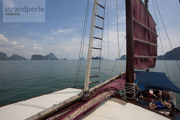 Blick von der Dschunke June Bahtra in die Phang Nga Bucht  Phuket  Thailand  Asien
