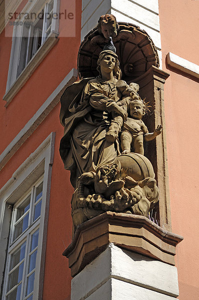 Heiligenfiguren  Maria mit Christuskind  mit Baldachin in einem Eckhaus intergriert  Hauptstraße 137  Heidelberg  Baden-Württemberg  Deutschland  Europa