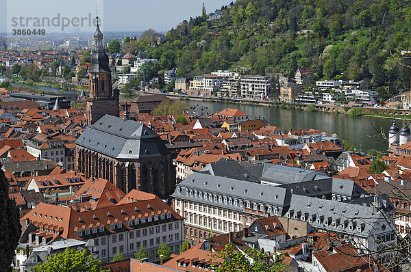 Blick vom Schloss auf Heidelberg mit Heiliggeistkirche und Neckar  Schlosshof  Heidelberg  Baden-Württemberg  Deutschland  Europa