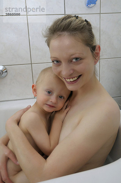 Mutter mit Kleinkind 2 Jahre alt  in der Badewanne