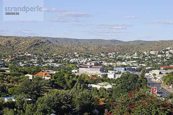 Blick auf Klein Windhoek  im Grünen gelegener Vorort der Hauptstadt Windhoek  Namibia  Afrika
