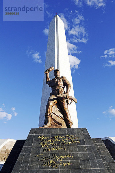Heroes Acre  Heldenacker  Feld der Helden  Gedenkstätte für die Helden des Unabhängigkeitskampfes  mit Statue des unbekannten Soldaten und Marmor-Obelisk  errichtet durch Nordkorea  Auas-Berge nahe der Hauptstadt Windhoek  Namibia  Afrika